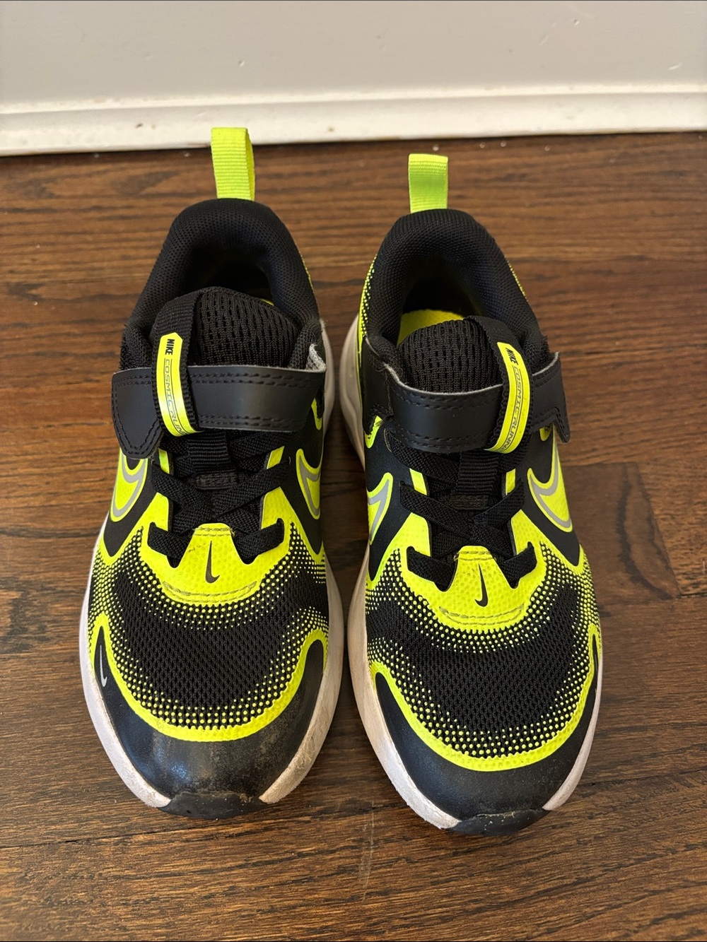Nike little kids Cosmic Runner